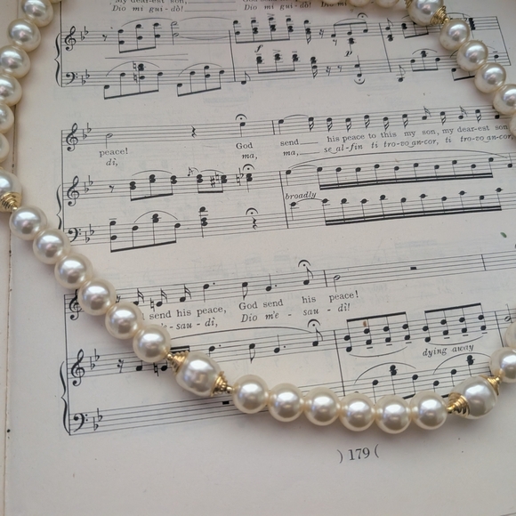 Vintage Faux Pearl Necklace - Picture 3 of 16